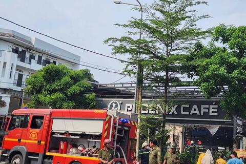 Quán cà phê ở TPHCM bốc cháy, khách hàng chạy tán loạn thoát thân
