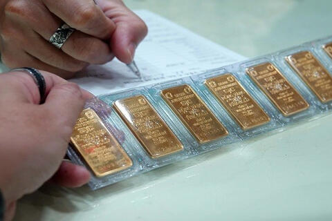 Giá vàng hôm nay 3/12 bất ngờ quay đầu giảm 700 ngàn đồng/lượng, thế giới giảm