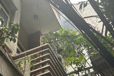 Nhà cao tầng ở Hà Nội bốc cháy ngùn ngụt