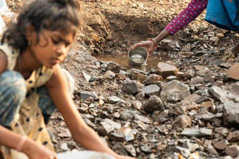 Nữ sinh Ấn Độ nghỉ học đi gánh nước