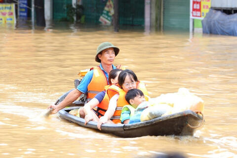 Tăng cường khả năng chống chịu rủi ro thiên tai và biến đổi khí hậu cho trẻ em