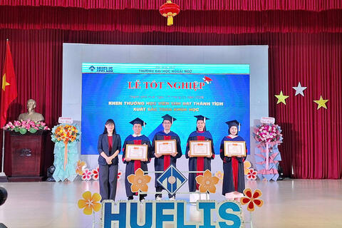 338 tân tiến sĩ, thạc sĩ và cử nhân Trường ĐH Ngoại ngữ Huế nhận bằng tốt nghiệp