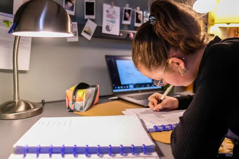 Học sinh nhập cư tại Mỹ học trực tuyến trong nỗi lo trục xuất