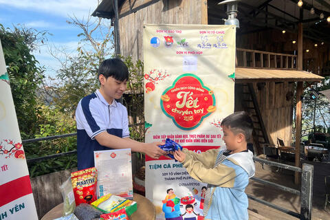 'Tết chuyền tay' 2026: Chia sẻ vị ngọt ngày xuân cho trẻ em vùng biên