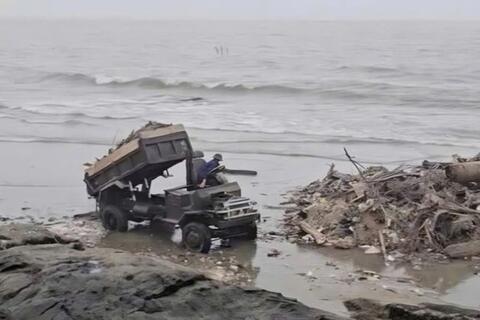 Đổ rác xuống bãi biển Hải Tiến, hủy hoại môi trường và làm ảnh hưởng đến du lịch