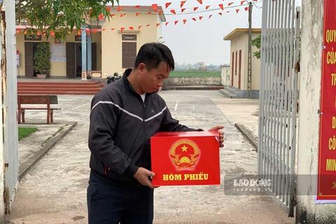 Ngư dân Ninh Bình gác chuyến ra khơi, sẵn sàng đi bầu cử