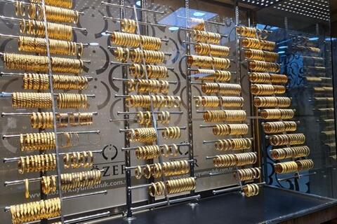 Giá vàng điều chỉnh mạnh sau đà tăng lịch sử, dòng tiền đổ vào dầu mỏ