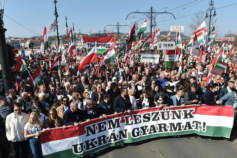 Biển người xuống đường ở thủ đô Hungary với thông điệp bất ngờ