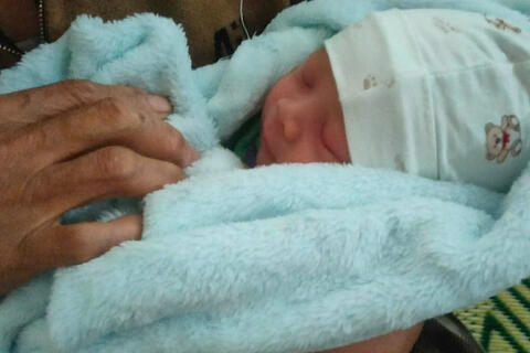 Trao hơn 61 triệu đồng đến gia đình bé sơ sinh mất mẹ do băng huyết tại Hà Tĩnh