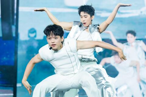 Sân Mỹ Đình nhiều chỗ trống, dàn Anh trai say hi vẫn hết mình với loạt hit