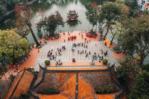 Mùa hoa gạo như thắp lửa từ phố thị đến làng quê ngoại ô Hà Nội