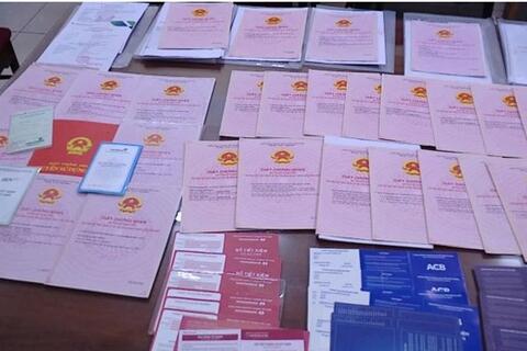 Bố mẹ Mr Pips Phó Đức Nam tẩu tán tiền, giấu hàng trăm lượng vàng trong valy