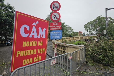Hà Nội cấm toàn bộ phương tiện qua cầu Long Biên