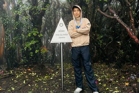 Khách bất ngờ vì gặp mưa đá giữa đường trekking Tây Bắc