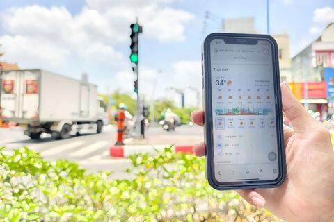 Người dân TPHCM chật vật với đợt nắng nóng diện rộng