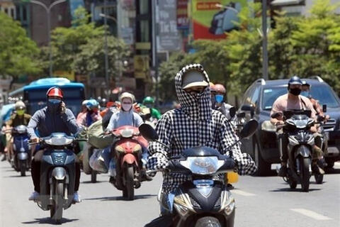 Dự báo thời tiết ngày 15/4: Trung Bộ nắng nóng gay gắt, Nam Bộ mưa về chiều tối