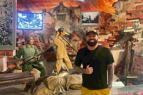 Khách Tây bất ngờ khi tận mắt thấy xác máy bay B-52 ở Hà Nội