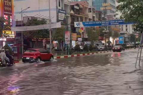Thái Nguyên trời tối đen như mực, nhiều nơi ngập sâu do mưa giông