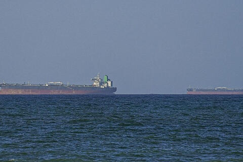 Giá dầu tăng vọt sau vụ Mỹ bắt giữ tàu Iran gần eo biển Hormuz