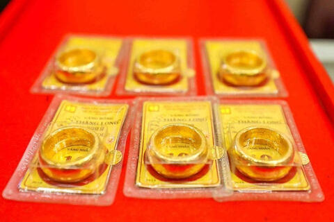 Giá vàng ngày 22/4: Đồng loạt giảm ở cả 2 chiều
