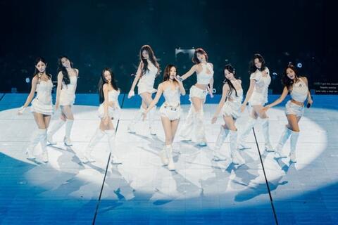 TWICE liên tục phá kỷ lục với chuyến lưu diễn "This is for"