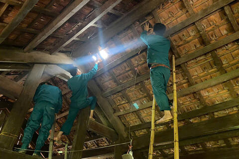 Nghệ An hỗ trợ người dân khắc phục hậu quả mưa đá, dông lốc