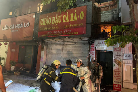 Ngôi nhà cháy ngùn ngụt giữa đêm ở Hà Nội