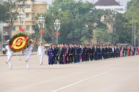 Đoàn đại biểu tham dự Đại hội đại biểu toàn quốc MTTQ Việt Nam lần thứ XI vào Lăng viếng Chủ tịch Hồ Chí Minh