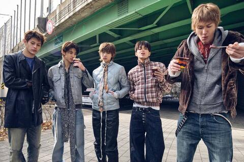 Hàng loạt album của CORTIS bị vứt cạnh thùng rác phơi bày sự thật ở Kpop