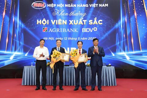Tri ân các tập thể, cá nhân có đóng góp nổi bật cho hoạt động Hiệp hội Ngân hàng Việt Nam nhiệm kỳ VII
