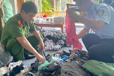 Hà Nội: Tạm giữ hơn 5.000 đôi tất, áo phông nghi giả mạo nhãn hiệu