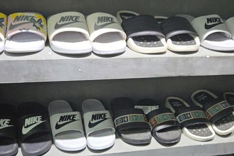 Công an TPHCM thu giữ hơn 1.400 đôi giày dép giả hiệu Nike, Adidas