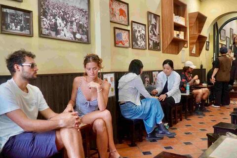 Du khách Úc bất ngờ khi trải nghiệm cà phê trứng mở bán từ 1946 ở Hà Nội