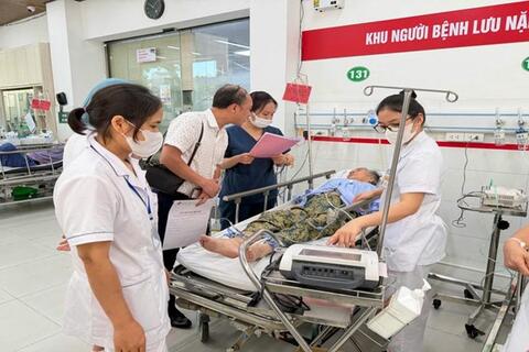 Nắng nóng gây áp lực kép lên sức khỏe người dân, bác sĩ