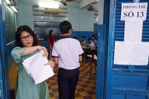 Thí sinh ở TPHCM hồi hộp bước vào môn đầu tiên của kỳ thi lớp 10