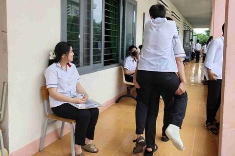 Xúc động hình ảnh nam sinh cõng bạn gãy chân đến phòng thi