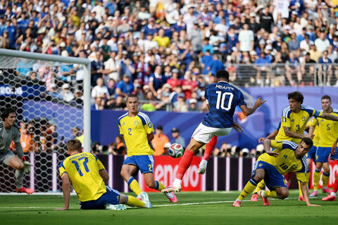 Mbappe xô đổ kỷ lục, Pháp ‘đại chiến’ Paraguay