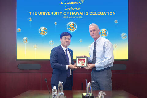 SACOMBANK đón đoàn đại học Hawai’i tìm hiểu mô hình ngân hàng hiện đại tại Việt Nam