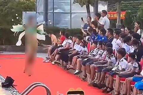 Để hoa hậu trình diễn áo tắm trước hàng chục học sinh, Ban tổ chức lên tiếng xin lỗi