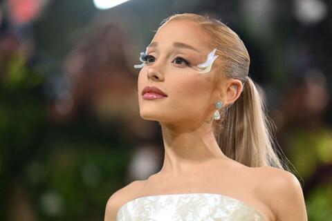 Ariana Grande tiếp tục thu hút sự chú ý sau thông báo tạm nghỉ