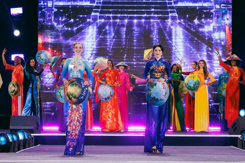 111 thí sinh Miss World trình diễn áo dài nổi bật ở Vịnh Hạ Long