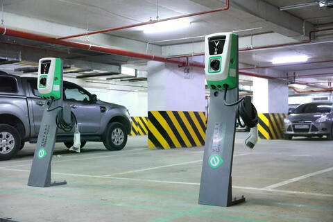 Bộ Công Thương siết chuẩn trụ sạc, trạm sạc xe điện