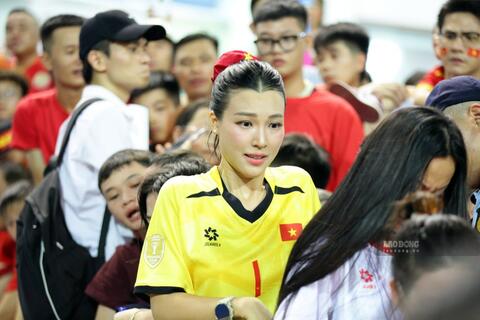 MC Hoàng Oanh tình tứ bên thủ môn Lê Giang Patrik sau chức vô địch ASEAN Cup