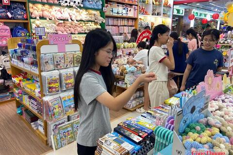 Sôi động thị trường đồ dùng học tập tại Hà Nội trước thềm năm học mới