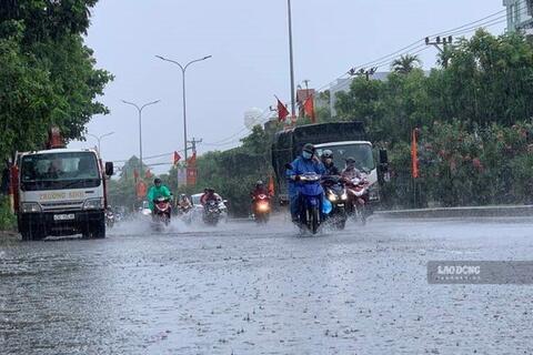 Dự báo khu vực mưa dông chiều và đêm nay, có nơi mưa to trên 80mm