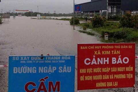 Nước sông Bưởi đã tràn qua bờ đê Thạch Định, mưa lớn tiếp tục diễn ra trên diện rộng