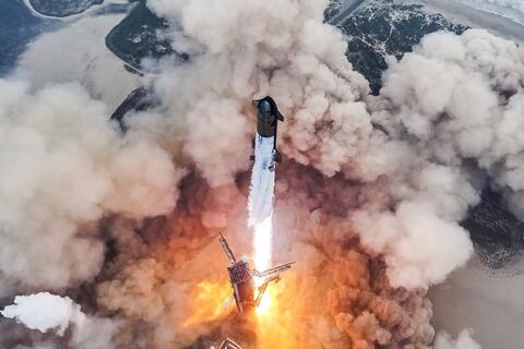 Tên lửa của SpaceX phát nổ sau khi hoàn tất chuyến bay quỹ đạo đầu tiên
