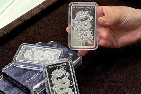 Giá bạc trong nước giảm, chênh lệch với thế giới gần 8 triệu đồng/kg