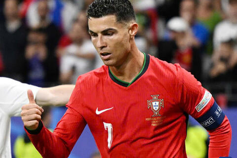 Ronaldo và những cuộc khẩu chiến làm dậy sóng bóng đá thế giới