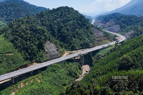 Diện mạo mới tuyến cao tốc 4 làn xe xuyên núi rừng Bạch Mã